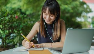 How is the journalism course delivered?