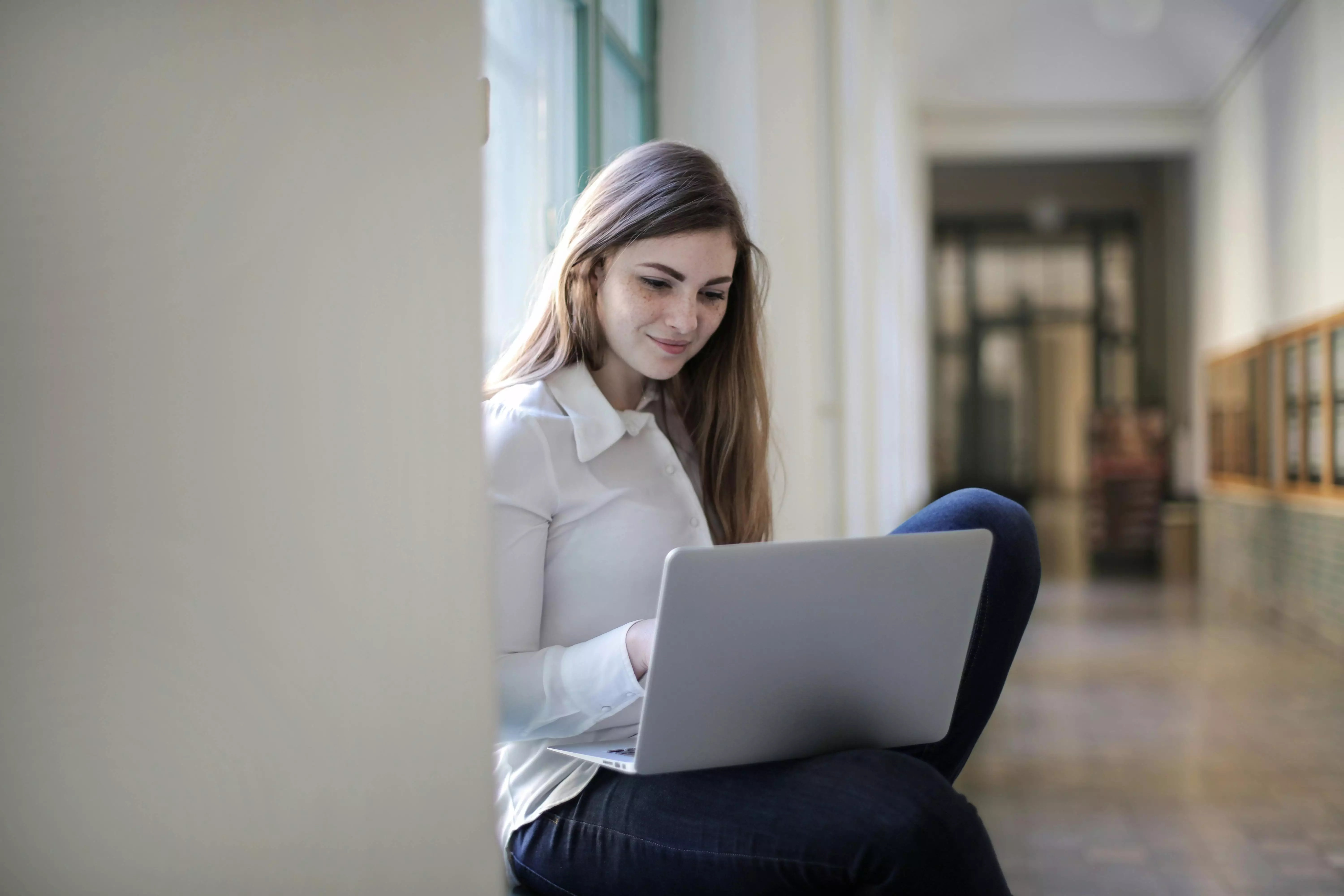 Are there flexible payment options for journalism courses?